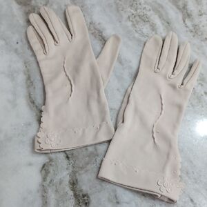 Chic Cream Floral Gloves